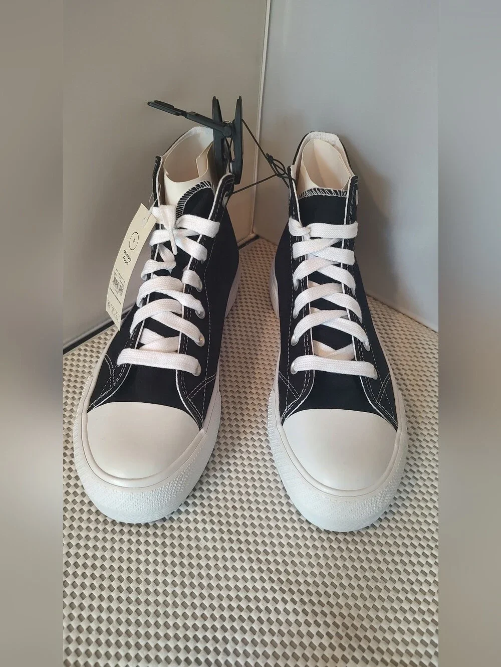 No Boundaries Women's Size 11 Platform Lace Up Hi Top Sneakers Black/White